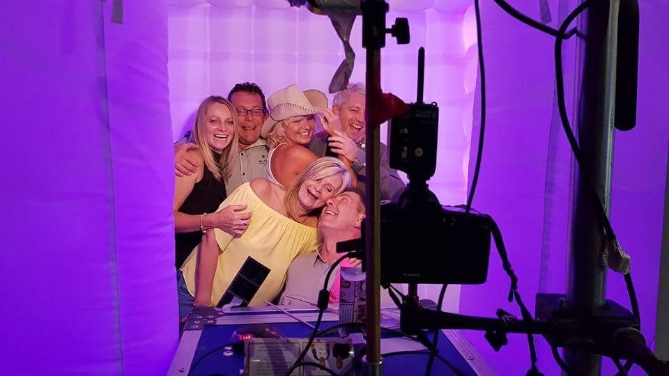 Enclosed Booth – Classic Booth Experience & Big Laughs